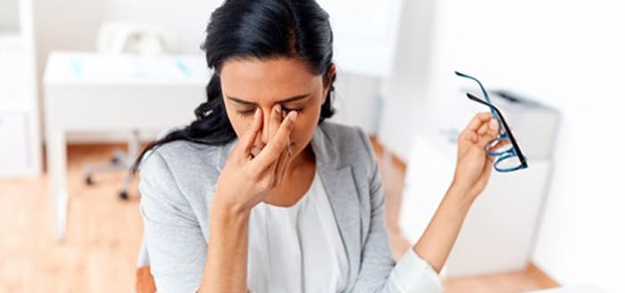 Persona tomando un descanso y mirando por la ventana